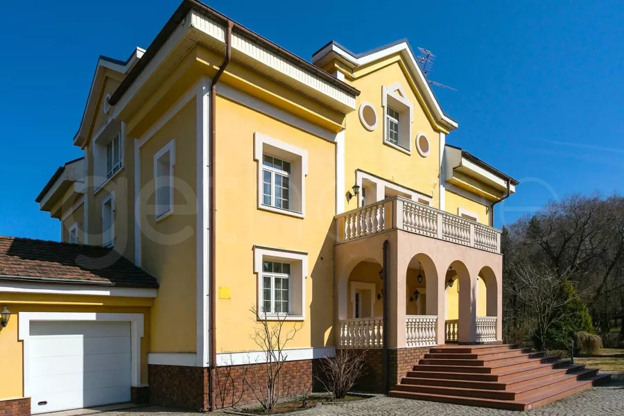 Сколково. Купить дом площадью 470 м² на участке 23.5 соток в элитном коттеджном посёлке Сколково на Сколковском шоссе в 3 км от МКАД.